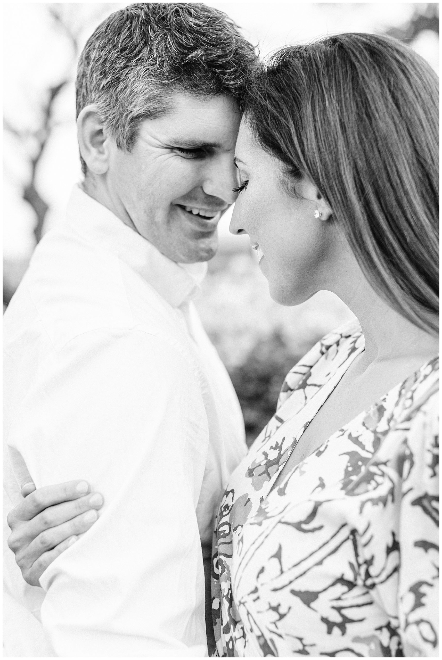 Black-and-white-photo-of-couple-engagement-session