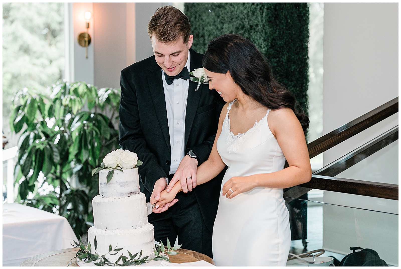 Roger-sherman-inn-bride-and-groom-cutting-cake.jpg